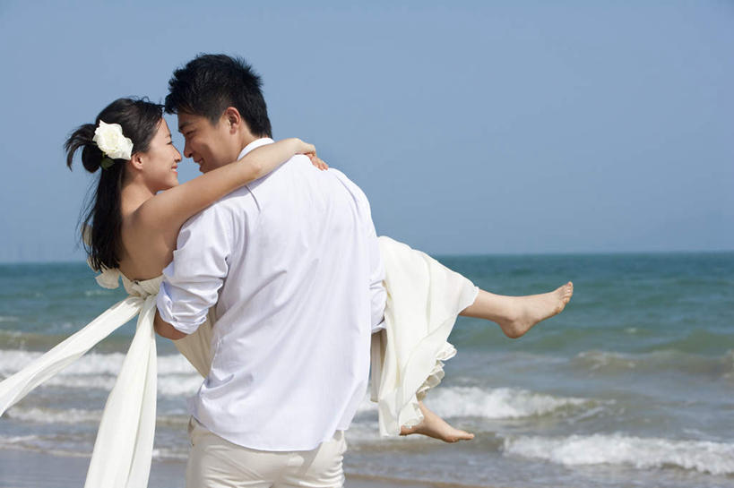 东方人,两个人,夫妻,丈夫,妻子,新娘,新郎,站,笑,微笑,露齿笑,横图,室外,白天,留白,婚纱,衬衫,爱情,婚礼,快乐,欣喜若狂,友谊,幸福,纯洁,旅途,海洋,水,三亚,日光,中国,亚洲,连接,盛开,沙子,水平线,浪漫,联系,花蕾,拿着,刺激,花,花瓣,花朵,鲜花,一朵,背面,蓝色,白色,波浪,夏天,花苞,花蕊,面对面,赤脚,恩爱,放松,可爱,童年,童趣,搭,恋人,摄影,生活方式,宁静,高雅,热带气候,享乐,搭着,关爱,运送,肖像,蜜月,童真,东亚,烂漫,无邪,海南岛,万里无云,异性恋,开端,无忧无虑,天真,男人,男性,年轻女性,女人,女性,亚洲人,中国人,年轻人,夫妇,情侣,海滩,彩图,爱,欢乐,伴侣,订婚