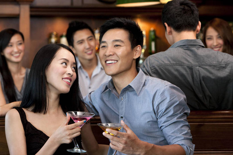 东方人,成年人,脸,头,脸颊,夫妻,酒吧,举,笑,微笑,露齿笑,横图,室内,正面,衬衫,爱情,聚会,夜生活,快乐,满意,兴奋,友谊,幸福,吧台,北京,中国,喝,连接,服装,欢呼,庆祝,并排,木制,聚餐,伏特加,酒类,首都,浪漫,联系,拿着,休闲装,饮食,刺激,肩膀,酒,饮料,衣服,亲昵,托,恩爱,放松,乐趣,约会,恋人,摄影,服饰,生活方式,享乐,衣着,穿着,肖像,东亚,马提尼,衣饰,异性恋,无忧无虑,马提尼酒杯,男人,男性,年轻男性,年轻女性,女人,女性,亚洲人,中国人,年轻人,头部,脸部,脸蛋,面部,夫妇,情侣,玻璃杯,休闲活动,举起,举手,举着,说话,向上举,向上伸,向上托,彩图,爱,欢乐,酒馆,伴侣