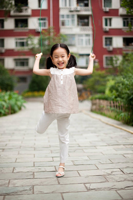 东方人,儿童,一个人,公园,跳,跳绳,微笑,竖图,室外,正面,衬衫,快乐,幸福,纯洁,北京,中国,亚洲,服装,欢呼,休闲装,刺激,小孩,衣服,社区,活力,可爱,乐趣,童年,童趣,摄影,服饰,享乐,衣着,穿着,肖像,童真,东亚,烂漫,无邪,衣饰,无忧无虑,天真,女孩,女人,亚洲人,中国人,孩子,休闲活动,彩图,欢乐