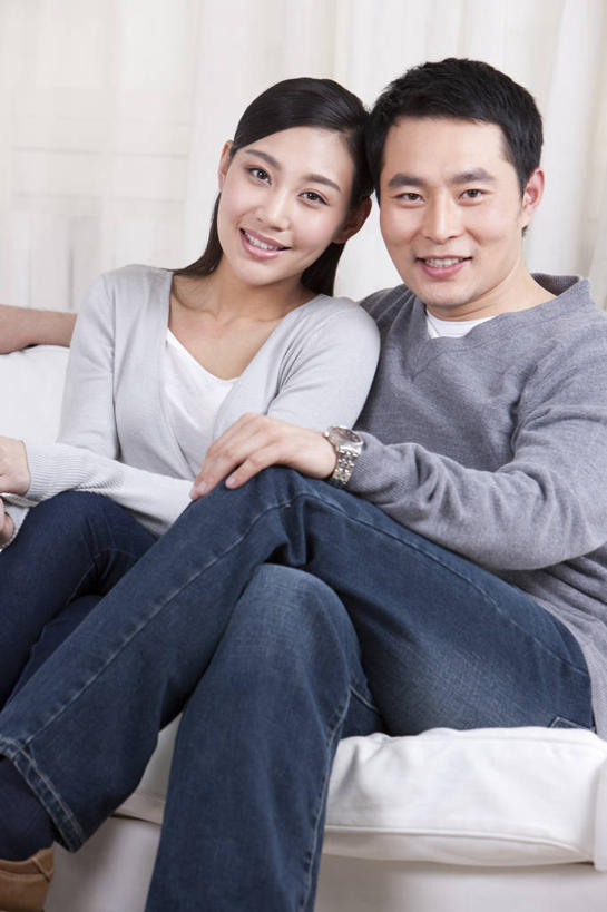 成年人,中年人,两个人,家庭,夫妻,家,坐,笑,微笑,露齿笑,竖图,室内,正面,爱情,快乐,幸福,纯洁,沙发,北京,中国,亚洲,浪漫,休闲装,健康,温暖,温馨,一家人,恩爱,可爱,童年,童趣,搭,恋人,摄影,生活方式,和睦,起居室,搭着,肖像,童真,东亚,东亚人,烂漫,无邪,异性恋,天真,男人,年轻女性,女人,中年男性,亚洲人,中国人,年轻人,夫妇,情侣,彩图,爱,伴侣,融洽