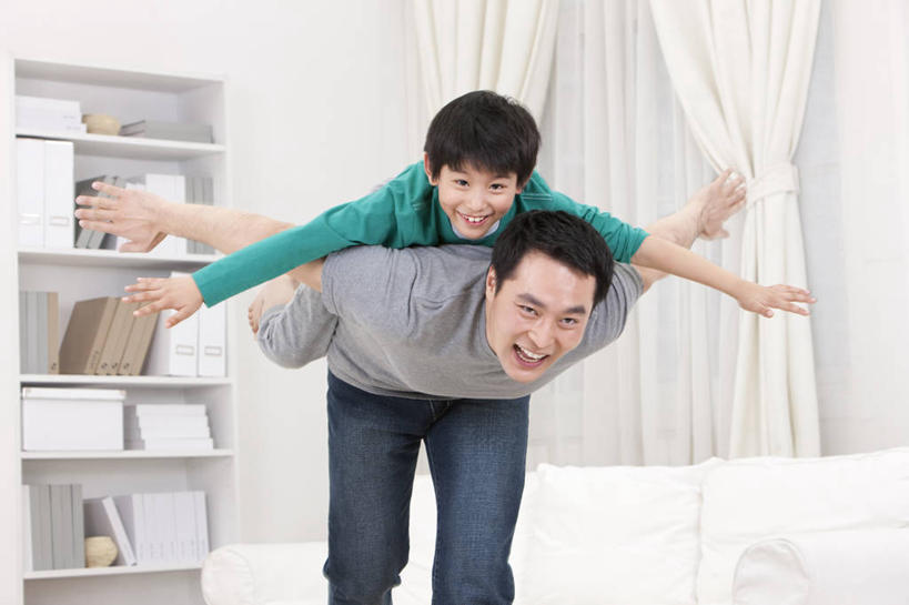 儿童,成年人,中年人,两个人,家庭,父母,父亲,儿子,家,笑,微笑,露齿笑,横图,室内,正面,快乐,兴奋,幸福,纯洁,北京,中国,亚洲,休闲装,刺激,小孩,温暖,温馨,父子,一家人,可爱,乐趣,童年,童趣,摄影,生活方式,和睦,起居室,享乐,童真,东亚,东亚人,烂漫,无邪,天真,男孩,男人,中年男性,亚洲人,中国人,孩子,休闲活动,张开手臂,彩图,爱,融洽