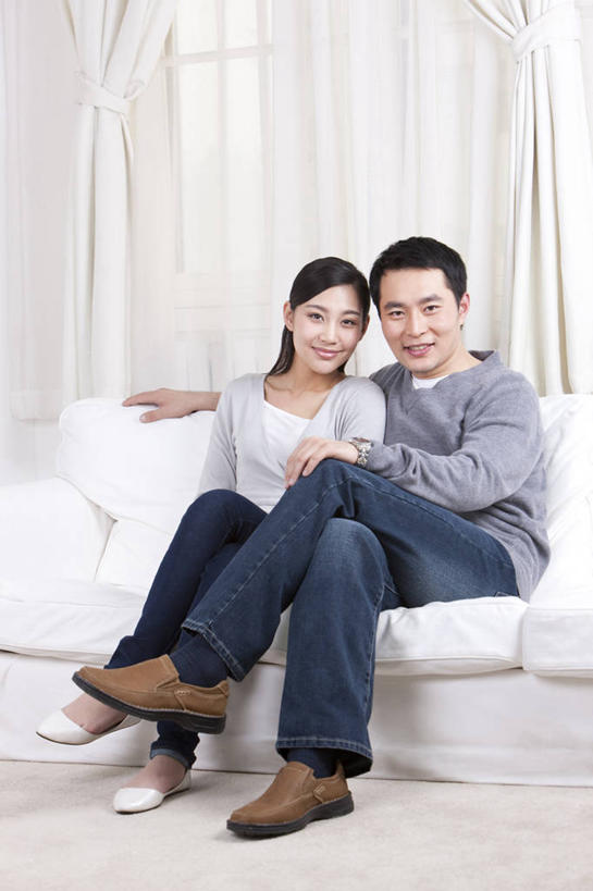成年人,中年人,两个人,家庭,夫妻,家,坐,笑,微笑,露齿笑,竖图,室内,正面,爱情,快乐,幸福,纯洁,沙发,北京,中国,亚洲,浪漫,休闲装,健康,温暖,温馨,一家人,恩爱,可爱,童年,童趣,搭,恋人,摄影,生活方式,和睦,起居室,搭着,肖像,童真,东亚,东亚人,烂漫,无邪,异性恋,天真,男人,年轻女性,女人,中年男性,亚洲人,中国人,年轻人,夫妇,情侣,彩图,爱,伴侣,融洽