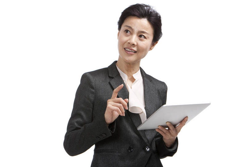 东方人,中年人,老年人,一个人,商务人士,商务女性,站,横图,留白,白色背景,正面,商务,智慧,骄傲,成功,信心,技术,中国,亚洲,仅一个女性,指,套装,拿着,指点,职业,摄影,主席,影棚,领导,高雅,指向,经理,摄影棚,肖像,商务装,工薪阶层,平板电脑,东亚,把握,老年女性,女人,亚洲人,中国人,白领,上班族,半身,彩图,影棚拍摄,拍摄,首席执行官,掌控