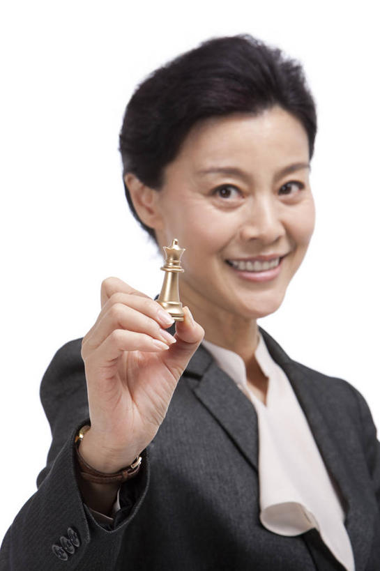 东方人,中年人,老年人,脸,头,脸颊,一个人,商务人士,商务女性,微笑,竖图,留白,白色背景,正面,商务,快乐,智慧,骄傲,成功,信心,中国,亚洲,仅一个女性,套装,拿着,肩膀,职业,国际象棋,摄影,主席,影棚,控制,领导,经理,摄影棚,肖像,商务装,工薪阶层,东亚,把握,老年女性,女人,亚洲人,中国人,头部,脸部,脸蛋,面部,白领,上班族,彩图,影棚拍摄,拍摄,首席执行官,掌控