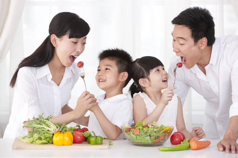 东方人,儿童,成年人,中年人,四个人,家庭,夫妻,母亲,父亲,女儿,儿子,家,笑,吃,微笑,横图,室内,白天,正面,衬衫,爱情,快乐,满意,幸福,纯洁,厨房,桌子,蔬菜,西红柿,北京,日光,中国,亚洲,连接,准备,叉,灶台,沙拉,食品,浪漫,拿着,休闲装,饮食,小孩,白色,碗,休闲,健康,温暖,温馨,父子,母子,一家人,素食,恩爱,父爱,可爱,乐趣,母爱,童年,童趣,搭,恋人,摄影,有机食品,生活方式,协调,和睦,优美,享乐,简单,膳食,搭着,清新,童真,东亚,烂漫,无邪,健康食物,喂养,无忧无虑,天真,男孩,男人,男性,年轻男性,年轻女性,女孩,女人,女性,中年男性,亚洲人,中国人,孩子,年轻人,夫妇,情侣,樱桃番茄,半身,彩图,爱,伴侣,融洽,男生,例行公事