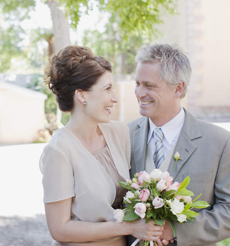 西方人,中年人,两个人,家庭,夫妻,新娘,新郎,站,笑,微笑,露齿笑,竖图,室外,白天,正面,晚礼服,西装,爱情,婚礼,快乐,植物,欧洲,欧洲人,握,套装,正装,朦胧,模糊,庆祝,盛开,捧花,手捧花,结婚,浪漫,拿,花蕾,拿着,扭头,注视,职业装,花,花瓣,花朵,鲜花,树,树木,绿色,自然,花束,花苞,花蕊,观察,看,站着,转头,温暖,温馨,喜庆,一家人,恩爱,握着,恋人,生长,成长,观看,纪念,和睦,察看,关注,婚礼捧花,男人,男性,女人,女性,中年男性,中年女性,白种人,夫妇,情侣,站立,半身,彩图,晚宴服,舞会服,洋服,洋装,夜礼服,高兴,伴侣,融洽