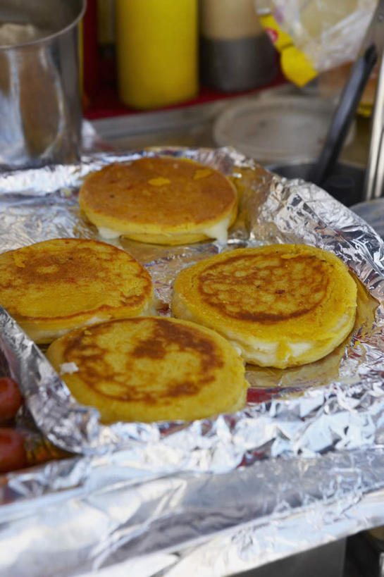 点心,无人,竖图,俯视,室内,特写,白天,桌面,阴影,光线,圆形,影子,塑料,食品,甜点,甜品,盒子,食物,糕点,黄色,阳光,容器,塑料制品,甜食,四块,储藏,储存,烤薄饼,彩图,高角度拍摄,贮存