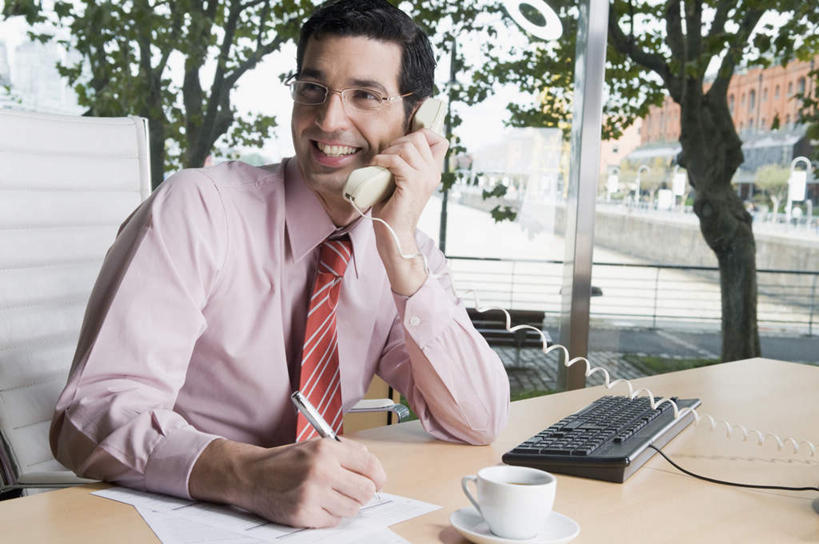 西方人,一个人,商务人士,商务男性,办公室,坐,举,笑,微笑,露齿笑,横图,室内,白天,正面,衬衫,键盘,植物,窗户,家具,落地窗,桌子,杯子,餐具,椅子,欧洲,欧洲人,仅一个男性,仅一个人,两棵,握,写,套装,笔,瓷器,碟子,盘,办公桌,办公用品,咖啡杯,陶瓷制品,圆珠笔,拿,拿着,输入设备,通讯设备,玻璃窗,文具,树,树木,仅一个年轻男性,一个,绿色,自然,盘子,会议椅,学习用品,碟,托,握着,生长,单个,成长,办公椅,文具用品,一支,瓷杯,通信设备,商务装,工薪阶层,一套,办公家具,商务椅,培训椅,男人,男性,年轻男性,白种人,白领,上班族,举起,举手,举着,向上举,向上伸,向上托,坐着,半身,彩图,衬衣