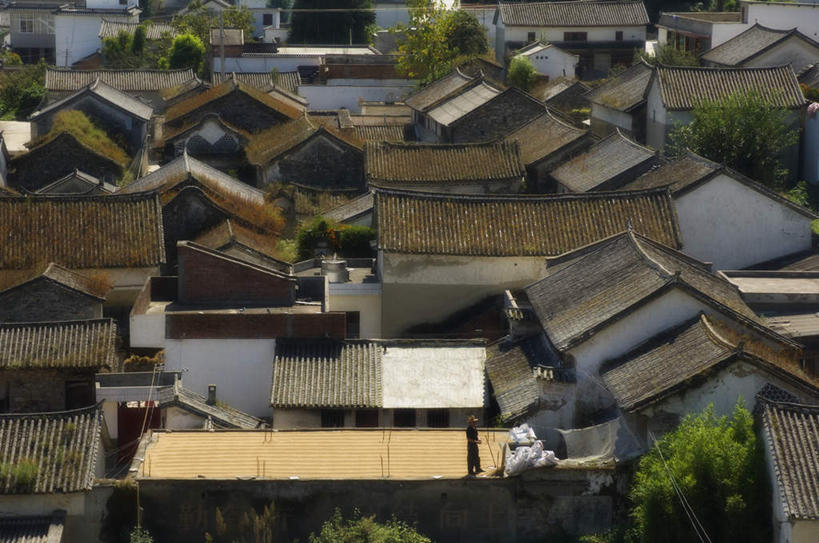 无人,家,横图,俯视,室外,白天,旅游,度假,植物,标志建筑,地标,建筑,大理,中国,亚洲,阴影,光线,瓦片,影子,房屋,屋顶,屋子,顶棚,瓦,娱乐,建设,楼房,云南,住宅,树,树木,绿色,阳光,自然,享受,休闲,旅游胜地,放松,建造,生长,成长,东亚,屋瓦,云南省,中华人民共和国,西南地区,滇,大理州,大理白族自治州,彩图,高角度拍摄,房子