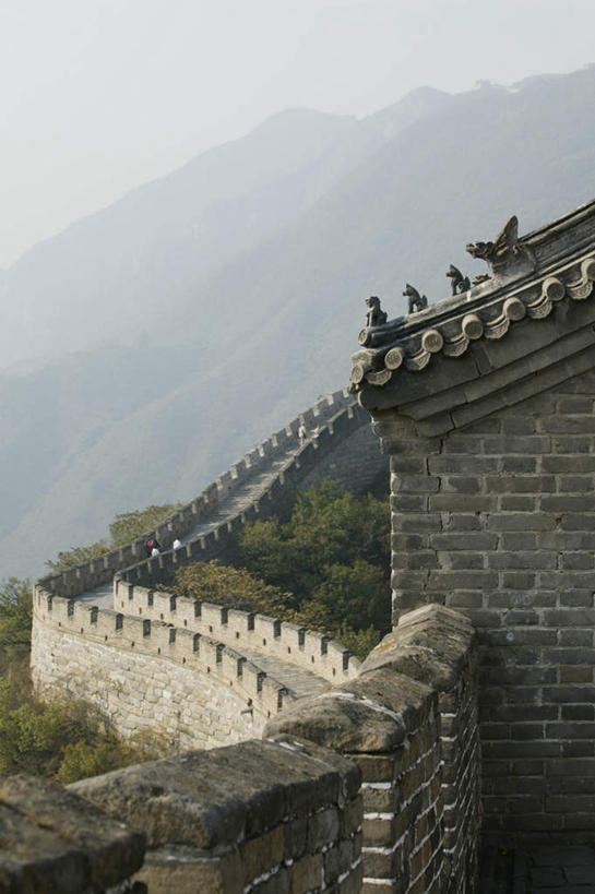 无人,竖图,俯视,室外,白天,旅游,度假,安全,石头,名胜古迹,山,山脉,植物,雾,标志建筑,地标,建筑,北京,中国,亚洲,阴影,朦胧,模糊,遗迹,光线,石子,影子,墙,山峰,建筑群,防护,山峦,首都,古迹,文物,娱乐,建设,城墙,古建筑,世界遗产,墙壁,墙面,树,树木,绿色,阳光,自然,群山,享受,休闲,旅游胜地,放松,生长,成长,保护,迷雾,保险,古文明,东亚,中华人民共和国,北京市,京,北平,华北地区,保全,周全,安稳,安定,怀柔区,慕田峪长城,怀柔,平安,石块,岩石,大雾,彩图,高角度拍摄