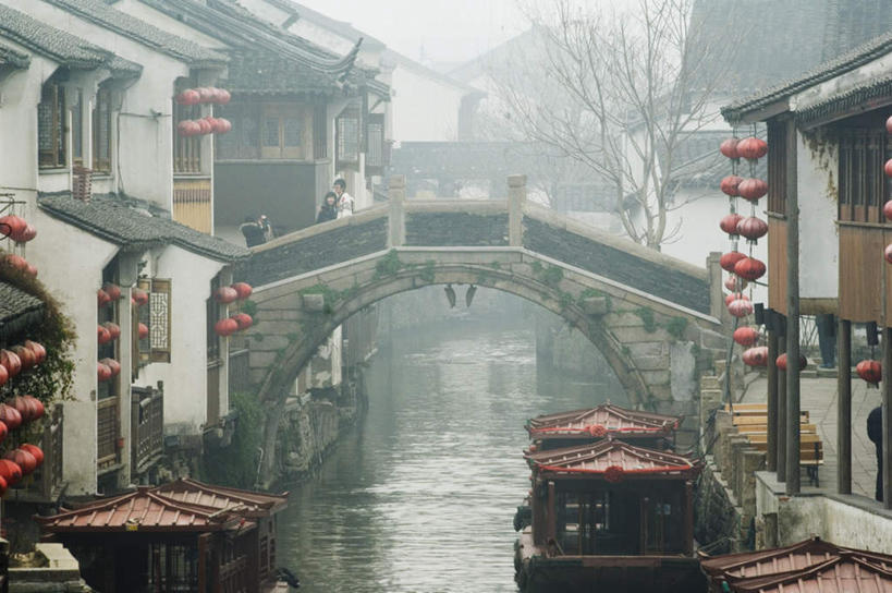 手,两个人,家,站,抱,横图,室外,白天,正面,爱情,度假,兴奋,热情,石头,美景,雾,城市风光,城市,照明,中国,亚洲,一排,阴影,服装,朦胧,模糊,整齐,光线,灯笼,石子,影子,纸灯笼,房屋,屋子,景观,桥,开放,浪漫,注视,休闲装,娱乐,江苏,石桥,苏州,楼房,拱桥,住宅,栈桥,排列,衣服,红色,阳光,灯具,观察,看,站着,享受,休闲,健康,温暖,温馨,手部,休闲服,景色,奔放,恩爱,放松,活力,积极,激情,恋人,服饰,朝气,拱形,抱着,观看,人行桥,石拱桥,暖色,照亮,吉祥,迷雾,和睦,察看,搂着,生命,照明设备,队列,关注,饱满,东亚,江苏省,苏州市,中华人民共和国,华东地区,苏,革命,热烈,赤色,充实,斗志,喜气,主动,男人,男性,年轻男性,年轻女性,女人,女性,情侣,石块,大雾,怀抱,搂,搂抱,相抱,拥抱,站立,半身,彩图,欢乐,房子,伴侣,融洽