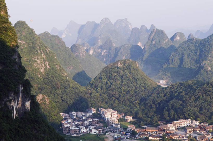 无人,家,横图,俯视,航拍,室外,白天,旅游,度假,草地,美景,山,植物,雾,桂林,中国,亚洲,阴影,朦胧,模糊,光线,影子,房屋,屋子,景观,山峰,乡村,云,云朵,山峦,云彩,娱乐,楼房,住宅,草,树,树木,蓝色,绿色,白云,蓝天,天空,阳光,自然,村庄,天,享受,休闲,景色,放松,生长,晴朗,成长,广西,村落,迷雾,鸟瞰,自然风光,东亚,阳朔,广西壮族自治区,中华人民共和国,桂林市,桂,华南地区,村子,大雾,晴空,彩图,高角度拍摄,房子