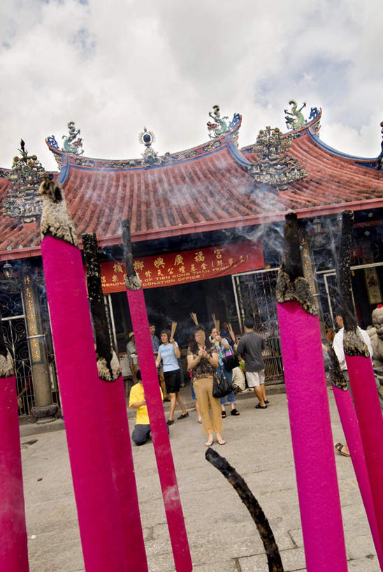 东方人,寺庙,站,蹲,竖图,室外,白天,正面,旅游,度假,雾,标志建筑,地标,建筑,蜡烛,圭亚那,亚洲,游客,阴影,服装,节日,朦胧,模糊,光线,标志,文字,影子,字符,字母,烟雾,云,云朵,首都,许多人,倾斜,燃烧,云彩,注视,休闲装,黄种人,文化,娱乐,标识,建设,旅客,佛香,衣服,蓝色,白云,蓝天,天空,阳光,香火,香烛,庙宇,天,观察,看,祈祷,站着,一群人,享受,休闲,健康,休闲服,旅游胜地,南美,放松,许愿,宗教,服饰,信仰,烧香,晴朗,观看,纪念,祈求,迷雾,察看,南美洲,拉丁美洲,关注,美洲,歪斜,亚美利加洲,道观,南亚美利加洲,圭亚那合作共和国,乔治敦,平安,亚洲人,大雾,晴空,蹲着,站立,彩图,全身,庙,寺