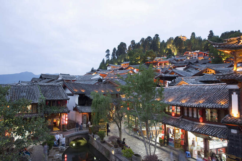 东方人,家,站,坐,走,横图,俯视,室外,白天,度假,兴奋,热情,石头,美景,植物,城市风光,城市,建筑,椅子,照明,丽江,中国,亚洲,行人,游客,游人,吊挂,悬挂,阴影,服装,光线,灯笼,石子,瓦片,影子,纸灯笼,房屋,木椅,屋顶,屋子,景观,桥,许多人,开放,挂,顶棚,瓦,注视,休闲装,黄种人,娱乐,石桥,楼房,云南,路人,旅客,拱桥,住宅,栈桥,树,树木,衣服,红色,蓝色,绿色,蓝天,天空,阳光,自然,灯具,天,观察,看,站着,一群人,享受,休闲,健康,温暖,休闲服,景色,奔放,放松,活力,积极,激情,建造,服饰,朝气,拱形,生长,晴朗,成长,观看,人行桥,石拱桥,暖色,照亮,吉祥,察看,生命,照明设备,关注,饱满,东亚,屋瓦,云南省,万里无云,中华人民共和国,西南地区,革命,滇,丽江市,热烈,赤色,充实,斗志,喜气,主动,过客,男人,男性,年轻男性,年轻女性,女人,女性,亚洲人,石块,晴空,晴空万里,步行,散步,站立,走路,坐着,彩图,高角度拍摄,全身,欢乐,房子