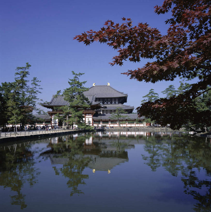 无人,寺庙,竖图,室外,白天,正面,旅游,度假,湖,湖泊,水,植物,标志建筑,地标,建筑,奈良县,日本,亚洲,阴影,节日,光线,影子,湖面,水流,水面,燃烧,文化,娱乐,建设,树,树木,蓝色,绿色,倒影,蓝天,天空,阳光,自然,香火,庙宇,湖水,天,祈祷,享受,休闲,健康,旅游胜地,放松,许愿,宗教,信仰,生长,晴朗,成长,纪念,祈求,倒映,东亚,本州,世界文化遗产,万里无云,本州岛,日本国,近畿地方,奈良,东大寺,近畿,反照,平安,晴空,晴空万里,彩图,庙,寺