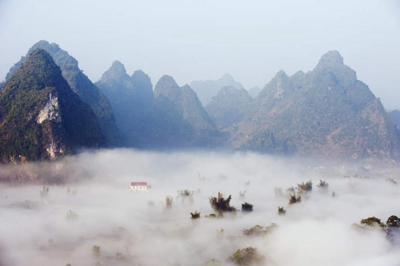 无人,家,横图,俯视,室外,白天,旅游,度假,石头,美景,山,山脉,雾,中国,亚洲,朦胧,模糊,石子,房屋,屋子,景观,山峰,凌晨,山峦,清晨,娱乐,楼房,住宅,自然,群山,享受,休闲,陡峭,景色,放松,广西,连绵,迷雾,绵延,早晨,自然风光,东亚,广西壮族自治区,首府,中华人民共和国,桂,华南地区,联贯,笔陡,峻峭,石块,岩石,大雾,彩图,高角度拍摄,房子