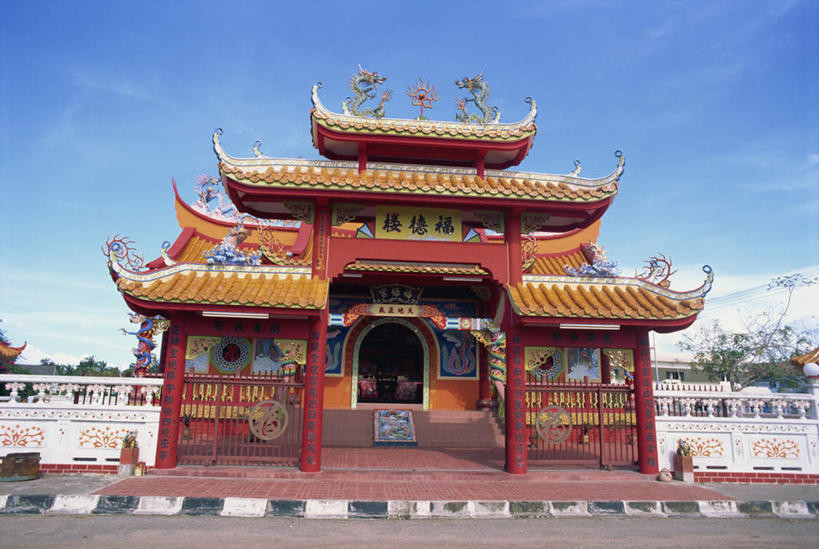 无人,横图,室外,白天,仰视,旅游,度假,成功,植物,标志建筑,地标,建筑,雕塑,马来西亚,亚洲,阴影,艺术,装饰,光线,龙,标志,雕刻,雕像,瓦片,文字,影子,字符,墙,屋顶,云,云朵,云彩,顶棚,瓦,娱乐,标识,建设,墙壁,墙面,树,树木,蓝色,绿色,白云,蓝天,天空,阳光,自然,工艺品,天,享受,休闲,汉字,旅游胜地,放松,建造,东南亚,生长,晴朗,成长,纪念,华丽,修饰,美术,点缀,高贵,中文,主题,图腾,传说,陈列,屋瓦,首府,婆罗洲,功能,美学,衬托,美观,雅致,雅观,国文,华文,祥瑞,灵兽,权势,尊荣,加里曼丹岛,婆罗洲岛,哥打基纳巴卢,马来西亚联邦,沙巴州,沙巴,幸运,晴空,彩图,低角度拍摄