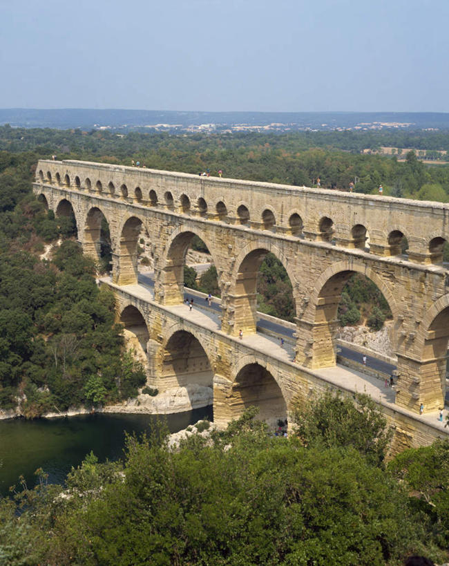 无人,竖图,俯视,室外,白天,旅游,度假,河流,石头,水,植物,标志建筑,地标,建筑,法国,欧洲,一排,阴影,波纹,朦胧,模糊,整齐,光线,石子,影子,河水,水流,拱门,桥,涟漪,娱乐,建设,石桥,拱桥,栈桥,树,树木,排列,蓝色,绿色,倒影,蓝天,水纹,天空,阳光,自然,波浪,天,享受,休闲,旅游胜地,放松,拱形,生长,晴朗,成长,人行桥,石拱桥,倒映,队列,加德桥,万里无云,法兰西共和国,加尔桥,水晕,法兰西第五共和国,加尔省,反照,石块,晴空,晴空万里,彩图,高角度拍摄