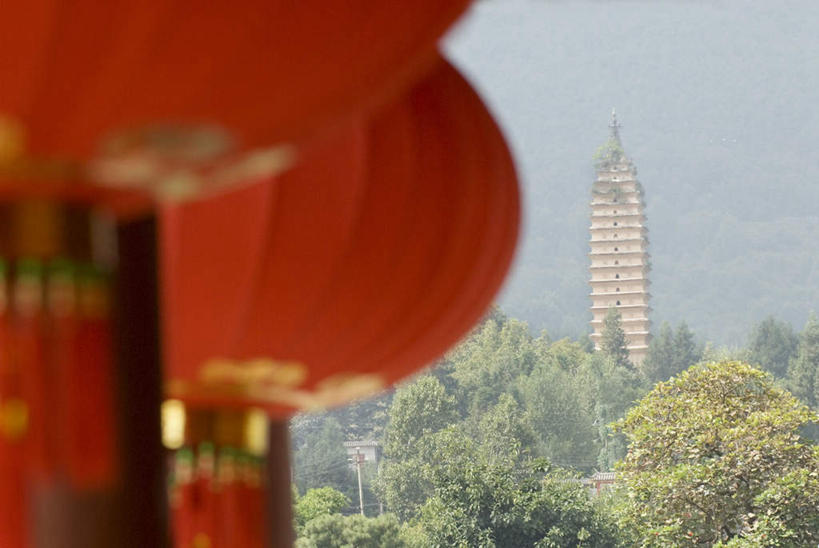 无人,寺庙,横图,室外,白天,正面,旅游,度假,森林,树林,植物,标志建筑,地标,建筑,照明,大理,中国,亚洲,阴影,光线,灯笼,影子,纸灯笼,塔,娱乐,建设,宝塔,云南,树,树木,绿色,阳光,自然,灯具,庙宇,享受,休闲,旅游胜地,放松,生长,成长,照亮,照明设备,东亚,云南省,中华人民共和国,西南地区,滇,大理州,大理白族自治州,浮图,浮屠,彩图,庙,寺