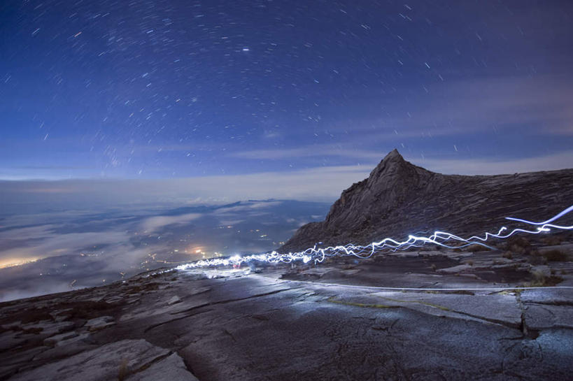 无人,公园,横图,俯视,室外,夜晚,长时间曝光,旅游,度假,美景,山,山脉,道路,路,马来西亚,亚洲,景观,山峰,星星,小路,交通,山峦,娱乐,自然,群山,享受,休闲,景色,放松,东南亚,恒星,国家公园,自然风光,曝光,婆罗洲,加里曼丹岛,婆罗洲岛,暴光,马来西亚联邦,沙巴州,沙巴,基纳巴卢公园,基纳巴卢国家公园,京拿峇鲁国家公园,彩图,高角度拍摄