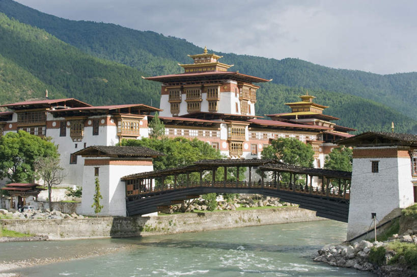 无人,寺庙,横图,室外,白天,正面,旅游,度假,河流,美景,山,山脉,水,植物,标志建筑,地标,建筑,不丹,亚洲,阴影,节日,光线,木板,影子,河水,景观,山顶,山峰,水流,云,云朵,桥,木桥,山峦,云彩,文化,娱乐,建设,栈桥,树,树木,蓝色,绿色,白云,倒影,蓝天,天空,阳光,自然,庙宇,群山,天,祈祷,享受,休闲,健康,旅游胜地,景色,放松,许愿,宗教,佛教,信仰,生长,晴朗,成长,纪念,人行桥,木板桥,祈求,倒映,自然风光,南亚,释教,颠峰,极峰,反照,不丹王国,普那卡,普那卡城堡,平安,晴空,彩图,庙,寺