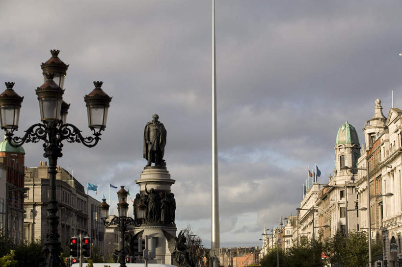 无人,家,横图,室外,白天,仰视,度假,安全,美景,植物,城市风光,城市,路灯,旗帜,照明,爱尔兰,欧洲,房屋,屋子,景观,乌云,云,阴天,云朵,灯光,信号灯,交通,首都,云彩,娱乐,旗子,楼房,住宅,灯,树,树木,红色,绿色,天空,自然,天,享受,休闲,景色,放松,警示,生长,成长,照亮,昏暗,阴沉,照明设备,西欧,提示,流通,交通信号灯,爱尔兰共和国,旌旗,旗号,都柏林,奥康奈尔街,彩图,低角度拍摄,房子