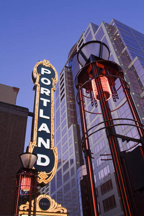 无人,高楼大厦,竖图,彩色,室外,白天,仰视,度假,美景,日落,城市风光,城市,大厦,建筑,摩天大楼,霓虹灯,美国,一排,整齐,英文,标志,文字,字符,字母,景观,晚霞,霞光,落日,灯光,七彩,娱乐,光源,标识,霓虹,灯,排列,黄昏,享受,休闲,景色,彩霞,放松,英文字母,北美,北美洲,照明设备,队列,美洲,俄勒冈州,波特兰,俄勒冈,氖灯,北亚美利加洲,亚美利加洲,落日之州,水獭之州,海狸州,砵仑,夕照,夕阳,彩图,低角度拍摄,大楼,高层建筑,高楼,摩天楼,斜阳