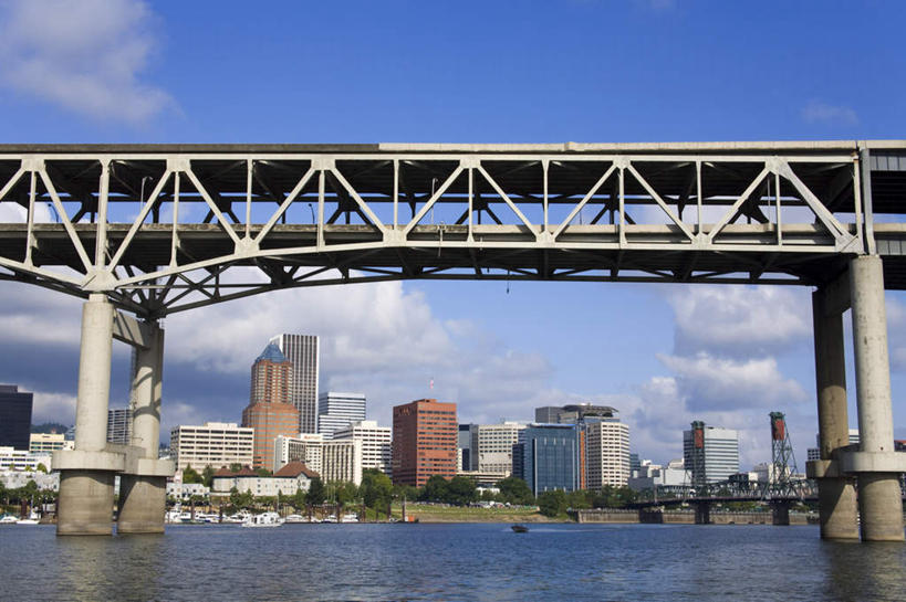 无人,高楼大厦,横图,室外,白天,仰视,旅游,度假,河流,水,植物,标志建筑,大桥,大厦,地标,建筑,立交桥,摩天大楼,桥梁,美国,阴影,波纹,光线,影子,河水,水流,云,云朵,高架,斜拉桥,桥,涟漪,云彩,娱乐,建设,树,树木,蓝色,绿色,白云,倒影,蓝天,水纹,天空,阳光,自然,波浪,天,享受,休闲,旅游胜地,放松,生长,晴朗,成长,倒映,北美,北美洲,美洲,俄勒冈州,波特兰,俄勒冈,水晕,北亚美利加洲,亚美利加洲,落日之州,水獭之州,海狸州,砵仑,反照,晴空,彩图,低角度拍摄,大楼,高层建筑,高楼,摩天楼