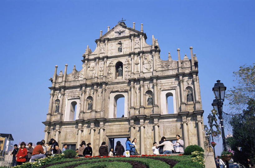东方人,教堂,站,横图,室外,白天,正面,旅游,度假,草地,草坪,花海,花圃,石头,名胜古迹,植物,标志建筑,地标,建筑,路灯,叶子,照明,澳门,中国,亚洲,阴影,服装,节日,遗迹,盛开,光线,石子,影子,墙,灯光,许多人,花蕾,注视,休闲装,黄种人,古迹,文化,文物,娱乐,建设,古建筑,废墟,墙壁,墙面,灯,草,花,花瓣,花朵,花卉,鲜花,树,树木,衣服,蓝色,绿色,蓝天,天空,阳光,自然,花丛,花束,花田,天,花苞,花蕊,观察,看,祈祷,站着,一群人,享受,休闲,健康,休闲服,旅游胜地,放松,许愿,宗教,服饰,信仰,生长,晴朗,成长,观看,纪念,祈求,照亮,察看,基督教,照明设备,关注,天主教,信念,古文明,东亚,万里无云,港澳台,中华人民共和国,澳门特别行政区,澳,平安,男人,男性,年轻男性,年轻女性,女人,女性,亚洲人,石块,岩石,晴空,晴空万里,站立,半身,彩图,大教堂,礼拜堂