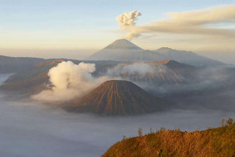 无人,横图,俯视,室外,白天,旅游,度假,日出,火山,石头,美景,太阳,雾,印度尼西亚,印尼,亚洲,朦胧,模糊,石子,景观,云,云朵,朝霞,晨曦,黎明,云彩,娱乐,白云,阳光,自然,享受,休闲,景色,放松,东南亚,迷雾,自然风光,印度尼西亚共和国,千岛之国,婆罗摩火山,活火山,石块,死火山,休眠火山,岩石,朝阳,大雾,彩图,高角度拍摄,破晓