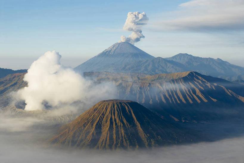 无人,横图,俯视,航拍,室外,白天,旅游,度假,日出,火山,石头,美景,太阳,雾,印度尼西亚,印尼,亚洲,朦胧,模糊,石子,景观,云,云朵,朝霞,晨曦,黎明,云彩,娱乐,白云,阳光,自然,享受,休闲,景色,放松,东南亚,迷雾,鸟瞰,自然风光,印度尼西亚共和国,千岛之国,婆罗摩火山,活火山,石块,死火山,休眠火山,岩石,朝阳,大雾,彩图,高角度拍摄,破晓