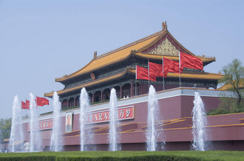 无人,天安门,横图,室外,白天,仰视,旅游,度假,名胜古迹,水,植物,标志建筑,地标,建筑,喷泉,旗帜,国旗,北京,天安门广场,中国,亚洲,一排,阴影,飞溅,遗迹,整齐,溅,飘扬,光线,毛泽东,标志,文字,液体,影子,字符,景观,水滴,首都,古迹,文化,文物,娱乐,标识,建设,古建筑,水珠,树,树木,排列,蓝色,绿色,蓝天,天空,阳光,自然,天,品味,享受,休闲,汉字,旅游胜地,放松,主席,生长,晴朗,成长,飘逸,领导,队列,喷洒,中文,飞扬,挂画,水景,毛主席,古文明,东亚,万里无云,中华人民共和国,北京市,京,北平,华北地区,美观,国文,华文,二十八画生,润之,诗人,石三伢子,咏芝,革命家,理论家,首脑,战略家,设计,旗,晴空,晴空万里,彩图,低角度拍摄