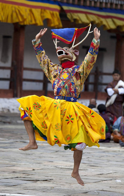 东方人,腿部,脚,脚趾,脚趾甲,腿,一个人,家,栏杆,跳,举,竖图,室外,白天,正面,民族服装,度假,跳舞,美景,城市风光,城市,不丹,亚洲,仅一个男性,仅一个人,阴影,光线,面具,影子,房屋,屋子,景观,围栏,地面,注视,黄种人,光脚,娱乐,护栏,楼房,住宅,仅一个年轻男性,阳光,观察,看,托,享受,休闲,赤脚,景色,放松,观看,察看,关注,南亚,舞姿,不丹王国,旺杜波德朗宗,男人,男性,年轻男性,亚洲人,脚指甲,举起,举手,举着,跳跃,向上举,向上伸,向上托,彩图,全身,传统服装,民俗服,舞蹈,房子