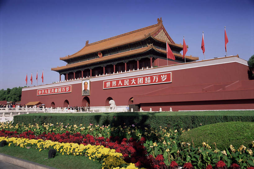 无人,天安门,横图,室外,白天,正面,旅游,度假,名胜古迹,植物,标志建筑,地标,建筑,旗帜,北京,天安门广场,中国,亚洲,一排,阴影,环保,遗迹,整齐,盛开,飘扬,光线,毛泽东,标志,瓦片,文字,影子,字符,屋顶,防护,首都,花蕾,顶棚,瓦,古迹,文物,娱乐,标识,旗子,建设,古建筑,花,花瓣,花朵,鲜花,树,树木,排列,蓝色,绿色,蓝天,天空,阳光,自然,天,花苞,花蕊,享受,休闲,汉字,旅游胜地,放松,建造,主席,生长,晴朗,成长,飘逸,领导,队列,美好,美妙,中文,飞扬,间隔,毛主席,古文明,东亚,屋瓦,万里无云,中华人民共和国,北京市,京,北平,华北地区,美观,雅观,国文,华文,旌旗,旗号,二十八画生,润之,诗人,石三伢子,咏芝,革命家,理论家,首脑,战略家,绿篱,生篱,树篱,植篱,晴空,晴空万里,彩图