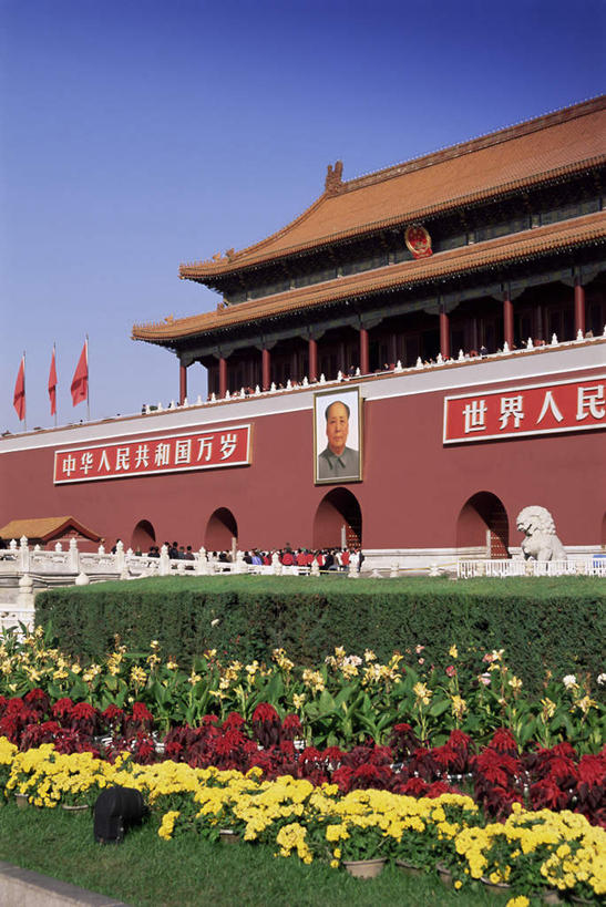 无人,天安门,竖图,室外,白天,正面,旅游,度假,名胜古迹,植物,标志建筑,地标,建筑,旗帜,北京,天安门广场,中国,亚洲,一排,阴影,环保,遗迹,整齐,盛开,飘扬,光线,毛泽东,标志,瓦片,文字,影子,字符,屋顶,防护,首都,花蕾,顶棚,瓦,古迹,文物,娱乐,标识,旗子,建设,古建筑,花,花瓣,花朵,鲜花,树,树木,排列,蓝色,绿色,蓝天,天空,阳光,自然,天,花苞,花蕊,享受,休闲,汉字,旅游胜地,放松,建造,主席,生长,晴朗,成长,飘逸,领导,队列,美好,美妙,中文,飞扬,间隔,毛主席,古文明,东亚,屋瓦,万里无云,中华人民共和国,北京市,京,北平,华北地区,美观,雅观,国文,华文,旌旗,旗号,二十八画生,润之,诗人,石三伢子,咏芝,革命家,理论家,首脑,战略家,绿篱,生篱,树篱,植篱,晴空,晴空万里,彩图