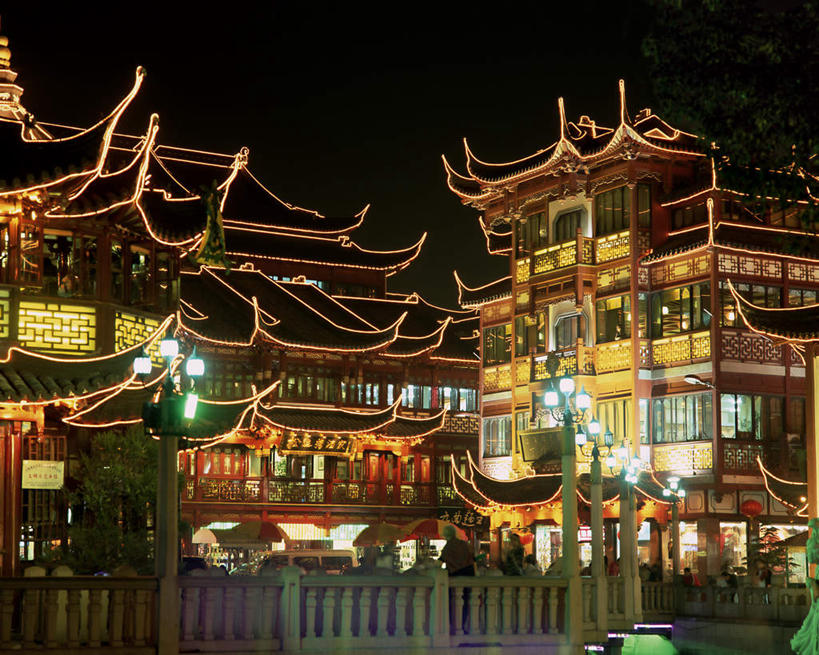 无人,家,栏杆,横图,彩色,室外,夜晚,仰视,旅游,度假,名胜古迹,植物,标志建筑,地标,建筑,路灯,霓虹灯,夜景,照明,上海,中国,亚洲,阴影,朦胧,模糊,遗迹,光线,影子,栅栏,房屋,亭子,屋子,篱笆,围栏,灯光,七彩,古迹,文物,娱乐,光源,建设,传统,古建筑,护栏,楼房,霓虹,住宅,灯,树,树木,绿色,自然,豫园,享受,休闲,旅游胜地,放松,生长,成长,五颜六色,照亮,色彩斑斓,申,照明设备,五彩缤纷,黄浦区,古文明,东亚,上海市,中华人民共和国,沪,华东地区,氖灯,五彩斑斓,五光十色,彩图,低角度拍摄,房子