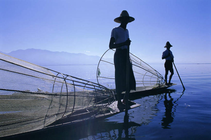 东方人,两个人,站,横图,室外,白天,正面,旅游,度假,河流,美景,山,山脉,水,船,缅甸,亚洲,一艘,握,阴影,光线,影子,河水,景观,山峰,水流,木船,山峦,拿,拿着,黄种人,娱乐,斗笠,两个,蓝色,蓝天,天空,自然,交通工具,群山,天,站着,享受,休闲,景色,放松,握着,东南亚,晴朗,舟,自然风光,载具,独木舟,万里无云,缅甸联邦,鱼篓,独木船,掸邦,男人,男性,年轻男性,亚洲人,晴空,晴空万里,站立,彩图,全身
