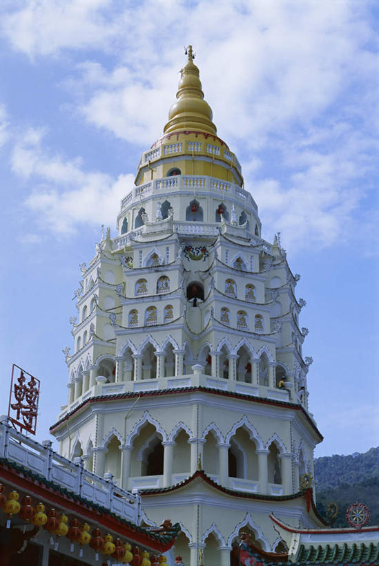 无人,寺庙,竖图,室外,白天,仰视,旅游,度假,名胜古迹,标志建筑,地标,建筑,马来西亚,亚洲,阴影,节日,遗迹,光线,影子,云,云朵,塔,云彩,古迹,文化,文物,娱乐,建设,古建筑,宝塔,蓝色,白云,蓝天,天空,阳光,庙宇,天,祈祷,享受,休闲,健康,旅游胜地,放松,许愿,宗教,东南亚,佛教,信仰,晴朗,纪念,祈求,古文明,释教,浮图,浮屠,槟城,槟城州,槟榔屿,槟州,极乐寺,马来西亚联邦,槟城极乐寺,槟榔山,升旗山,平安,晴空,彩图,低角度拍摄,庙,寺