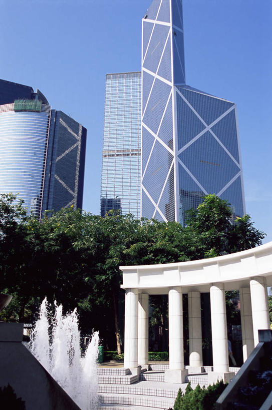 无人,高楼大厦,竖图,室外,白天,仰视,度假,美景,植物,城市风光,标志建筑,城市,大厦,地标,建筑,摩天大楼,棕榈树,叶子,香港,中国,亚洲,阴影,光线,影子,景观,绿叶,娱乐,建设,树,树木,蓝色,绿色,蓝天,天空,阳光,自然,天,享受,休闲,嫩叶,景色,放松,生长,晴朗,成长,港,东亚,棕榈叶,万里无云,香港岛,香港特别行政区,港澳台,中华人民共和国,港岛,香港公园,红棉路,叶,叶片,晴空,晴空万里,彩图,低角度拍摄,大楼,高层建筑,高楼,摩天楼