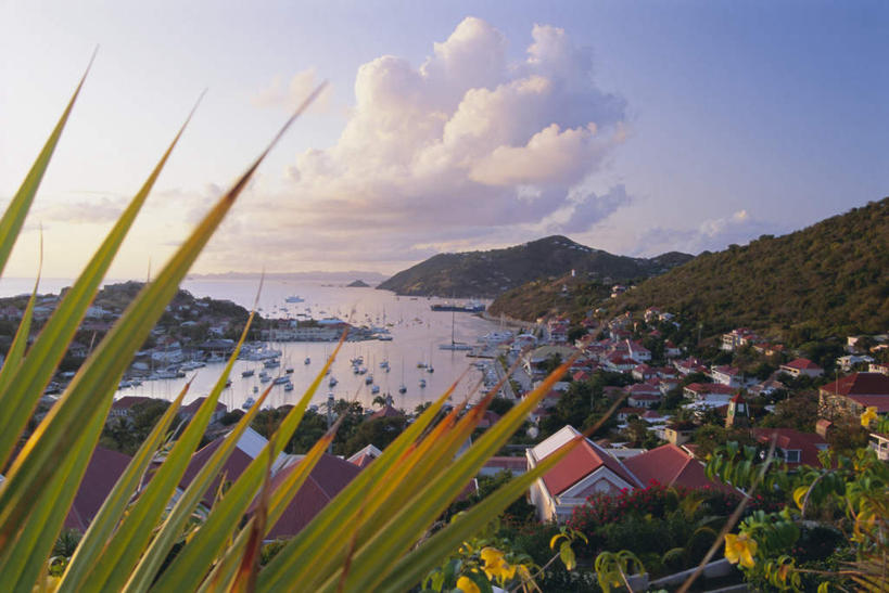 无人,家,横图,室外,白天,正面,旅游,度假,海浪,海洋,美景,山,山脉,树林,植物,窗户,门,一排,许多,阴影,波纹,整齐,光线,影子,房屋,墙,屋顶,屋子,景观,浪花,山峰,云,云朵,涟漪,山峦,很多,云彩,顶棚,娱乐,楼房,玻璃窗,墙壁,墙面,住宅,树,树木,排列,蓝色,绿色,白云,倒影,蓝天,水纹,天空,阳光,自然,海水,门框,波浪,群山,天,享受,休闲,景色,南美,放松,生长,晴朗,成长,连绵,南美洲,倒映,荷属安的列斯,西印度群岛,绵延,拉丁美洲,队列,自然风光,美洲,海景,荷属安的列斯群岛,水晕,亚美利加洲,南亚美利加洲,绵亘,圣巴泰勒米岛,反照,大海,风浪,海,海水的波动,近岸浪,涌浪,晴空,彩图,房子