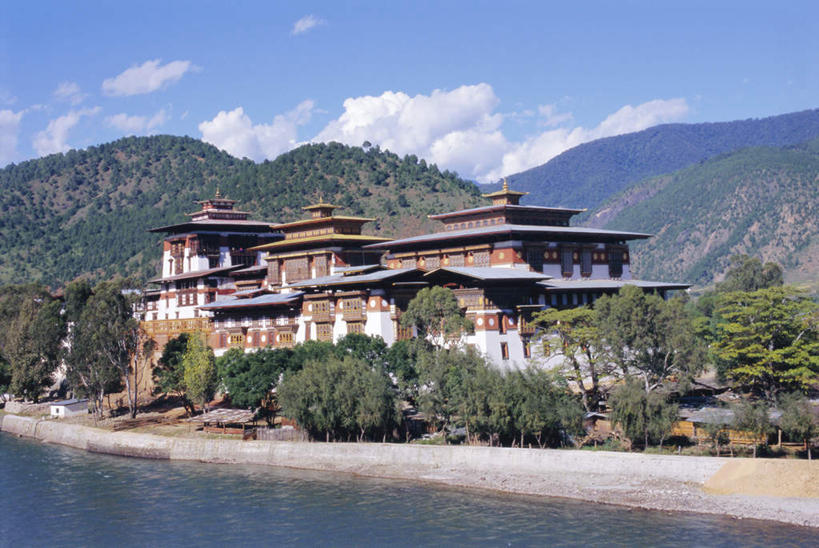 无人,横图,室外,白天,正面,草地,草坪,海浪,海洋,石头,沙滩,山,山脉,植物,窗户,门,不丹,亚洲,阴影,波纹,节日,光线,沙子,石子,影子,墙,屋顶,海岸,浪花,山峰,云,云朵,涟漪,沙地,山峦,云彩,顶棚,文化,玻璃窗,墙壁,墙面,草,树,树木,蓝色,绿色,白云,倒影,蓝天,水纹,天空,阳光,自然,海水,门框,波浪,群山,天,祈祷,健康,许愿,宗教,信仰,生长,晴朗,成长,纪念,祈求,倒映,基督教,天主教,修道院,南亚,海景,信念,水晕,反照,不丹王国,神学院,修院,隐修院,平安,大海,风浪,海,海水的波动,海滩,近岸浪,石块,岩石,涌浪,晴空,彩图