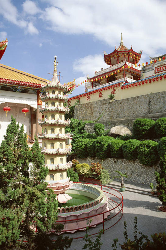 无人,寺庙,栏杆,竖图,俯视,室外,白天,旅游,度假,植物,标志建筑,地标,建筑,照明,马来西亚,亚洲,一排,阴影,节日,整齐,装饰,光线,灯笼,影子,栅栏,纸灯笼,墙,篱笆,云,云朵,围栏,云彩,文化,娱乐,建设,护栏,墙壁,墙面,树,树木,排列,蓝色,绿色,白云,蓝天,天空,阳光,自然,灯具,庙宇,天,祈祷,享受,休闲,健康,旅游胜地,放松,许愿,宗教,东南亚,佛教,信仰,生长,晴朗,成长,纪念,华丽,修饰,祈求,照亮,点缀,照明设备,队列,衬托,美观,雅致,雅观,释教,槟城,槟城州,槟榔屿,槟州,极乐寺,马来西亚联邦,槟城极乐寺,槟榔山,升旗山,平安,晴空,彩图,高角度拍摄,庙,寺
