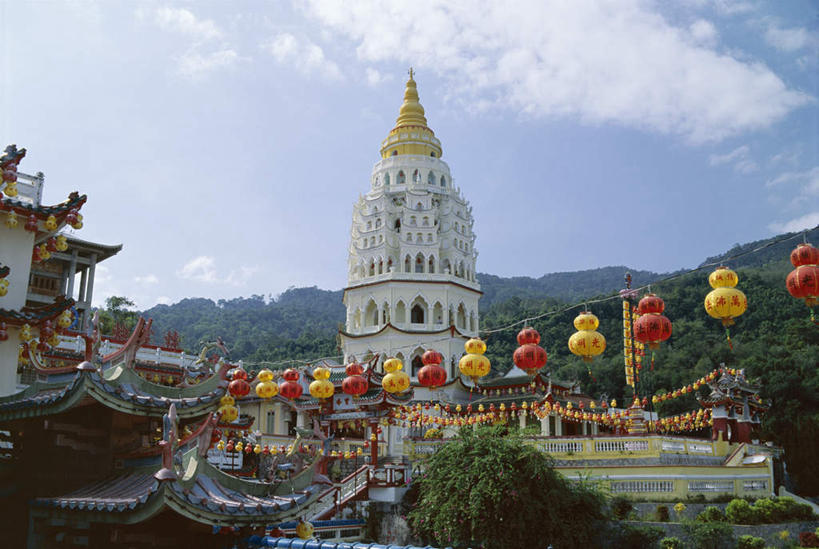 无人,寺庙,横图,室外,白天,仰视,旅游,度假,森林,山,山脉,树林,植物,标志建筑,地标,建筑,照明,马来西亚,亚洲,一排,阴影,节日,整齐,装饰,光线,灯笼,影子,纸灯笼,山顶,山峰,云,云朵,山峦,云彩,文化,娱乐,建设,树,树木,排列,蓝色,绿色,白云,蓝天,天空,阳光,自然,灯具,庙宇,群山,天,祈祷,享受,休闲,健康,旅游胜地,放松,许愿,宗教,东南亚,佛教,信仰,生长,晴朗,成长,纪念,华丽,修饰,祈求,照亮,点缀,照明设备,队列,衬托,美观,雅致,雅观,释教,颠峰,极峰,槟城,槟城州,槟榔屿,槟州,极乐寺,马来西亚联邦,槟城极乐寺,槟榔山,升旗山,平安,晴空,彩图,低角度拍摄,庙,寺