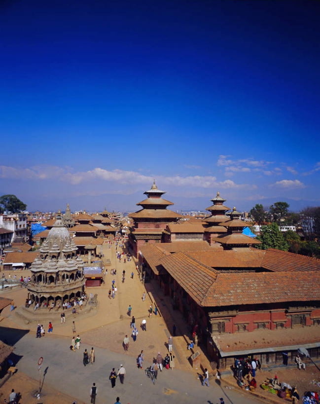 东方人,家,走,竖图,俯视,航拍,室外,白天,度假,美景,植物,城市风光,城市,建筑,尼泊尔,亚洲,阴影,服装,光线,瓦片,影子,房屋,屋顶,屋子,景观,云,云朵,首都,许多人,云彩,顶棚,瓦,注视,休闲装,黄种人,娱乐,楼房,住宅,树,树木,衣服,蓝色,绿色,白云,蓝天,天空,阳光,自然,天,观察,看,一群人,享受,休闲,休闲服,景色,放松,建造,服饰,生长,晴朗,成长,观看,察看,鸟瞰,关注,南亚,加德满都,屋瓦,尼泊尔王国,加都,德满都,杜儿巴广场,男人,男性,女人,女性,中年男性,中年女性,亚洲人,晴空,步行,散步,走路,彩图,高角度拍摄,全身,房子