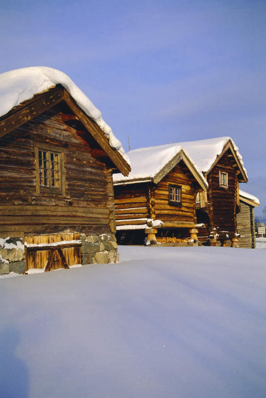 无人,家,木屋,竖图,室外,白天,仰视,旅游,度假,美景,雪,大雪,挪威,欧洲,阴影,光线,影子,积雪,景观,雪景,云,云朵,冬季,冬天,云彩,娱乐,住宅,蓝色,白云,蓝天,天空,阳光,自然,天,享受,休闲,景色,放松,寒冷,晴朗,斯堪的纳维亚,自然风光,北欧,斯堪的纳维亚半岛,严寒,挪威王国,晴空,彩图,低角度拍摄,茅舍,茅屋,棚屋,小木屋,小屋