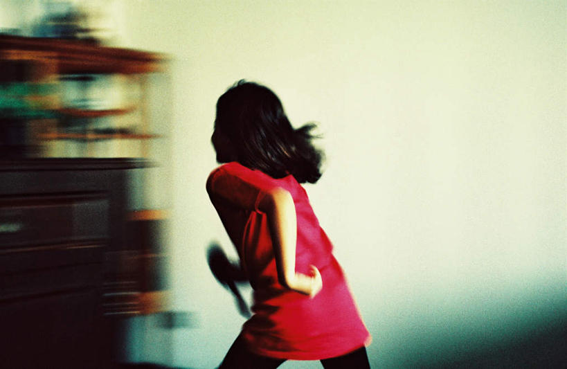 西方人,儿童,一个人,跑,横图,室外,白天,运动服,锻炼,快乐,纯洁,比赛,运动,竞争,欧洲,欧洲人,仅一个女性,仅一个人,握,阴影,服装,朦胧,模糊,光线,影子,拿,拿着,注视,娱乐,小孩,背面,衣服,阳光,观察,看,仅一个小孩,休闲,可爱,童年,童趣,握着,服饰,观看,察看,体育运动,衣着,穿着,关注,童真,烂漫,无邪,衣饰,体育,天真,女孩,女人,女性,白种人,孩子,跑步,半身,彩图,健身,女生,运动装