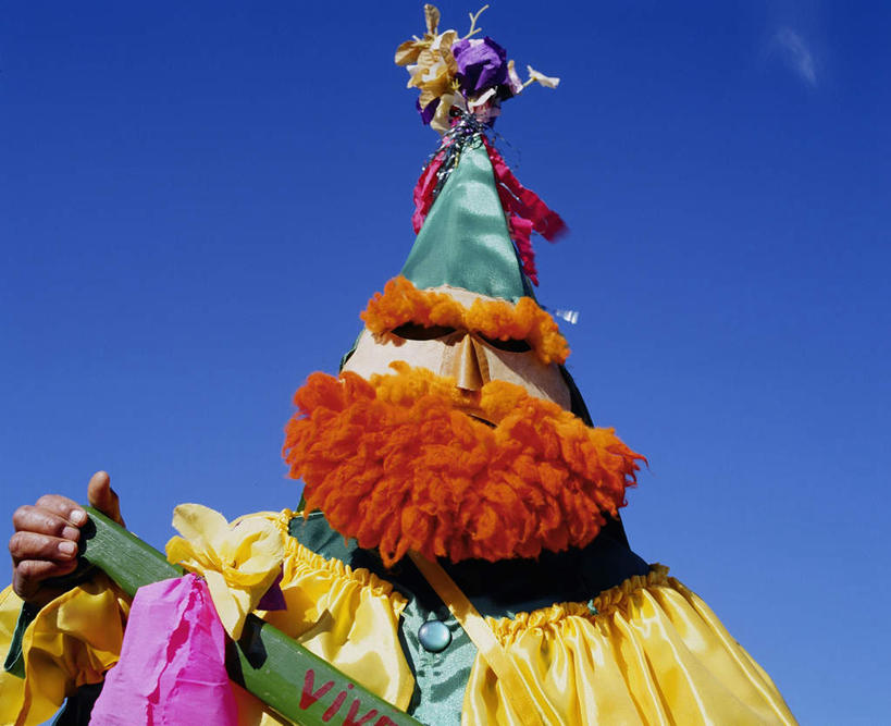 西方人,一个人,站,横图,室外,白天,仰视,民族服装,欧洲,欧洲人,仅一个男性,仅一个人,仅一个中年男性,表演,阴影,服装,节日,庆祝,装饰,光线,面具,影子,云,云朵,云彩,注视,文化,扮演,衣服,蓝色,白云,蓝天,天空,阳光,天,观察,看,站着,庆典,遮,遮掩,服饰,晴朗,观看,纪念,华丽,修饰,点缀,察看,演出,掩盖,遮挡,衣着,穿着,关注,遮盖,衬托,美观,雅致,雅观,掩饰,衣饰,男人,男性,中年男性,白种人,晴空,站立,半身,彩图,低角度拍摄,传统服装,民俗服