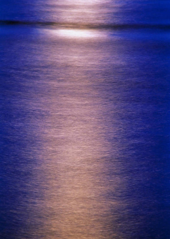 无人,竖图,俯视,室外,夜晚,旅游,度假,海浪,海洋,美景,阴影,光线,影子,景观,浪花,月亮,月光,娱乐,倒影,自然,海水,享受,休闲,景色,放松,明亮,倒映,自然风光,海景,皎洁,反照,大海,风浪,海,海水的波动,近岸浪,涌浪,彩图,高角度拍摄