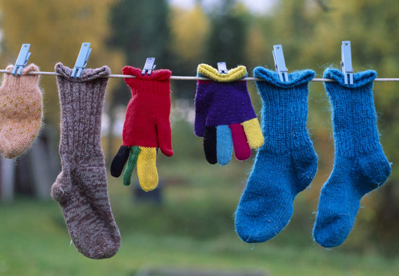 无人,横图,室外,特写,白天,正面,一排,许多,吊挂,悬挂,阴影,朦胧,模糊,整齐,装饰,光线,影子,塑料,很多,挂,干净,袜子,排列,阳光,夹子,晾衣绳,绳子,手套,塑料制品,清洁,温暖,棉袜,保暖,华丽,点缀,御寒,队列,衣夹,衬托,美观,雅致,雅观,洁净,洗涤,彩图