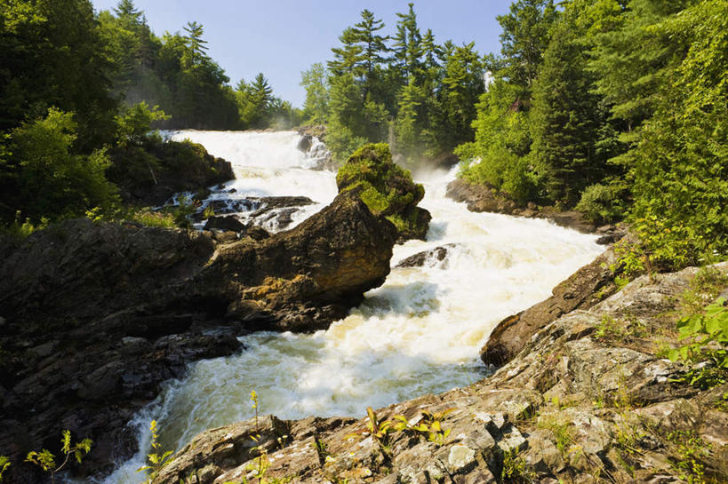 无人,横图,室外,白天,正面,旅游,度假,草地,草坪,河流,美景,水,植物,加拿大,阴影,飞溅,溅,光线,液体,影子,河水,景观,水滴,水流,娱乐,水珠,草,树,树木,蓝色,绿色,蓝天,天空,阳光,自然,天,享受,休闲,景色,放松,生长,晴朗,成长,北美,北美洲,喷洒,自然风光,美洲,万里无云,北亚美利加洲,亚美利加洲,魁北克省,晴空,晴空万里,彩图